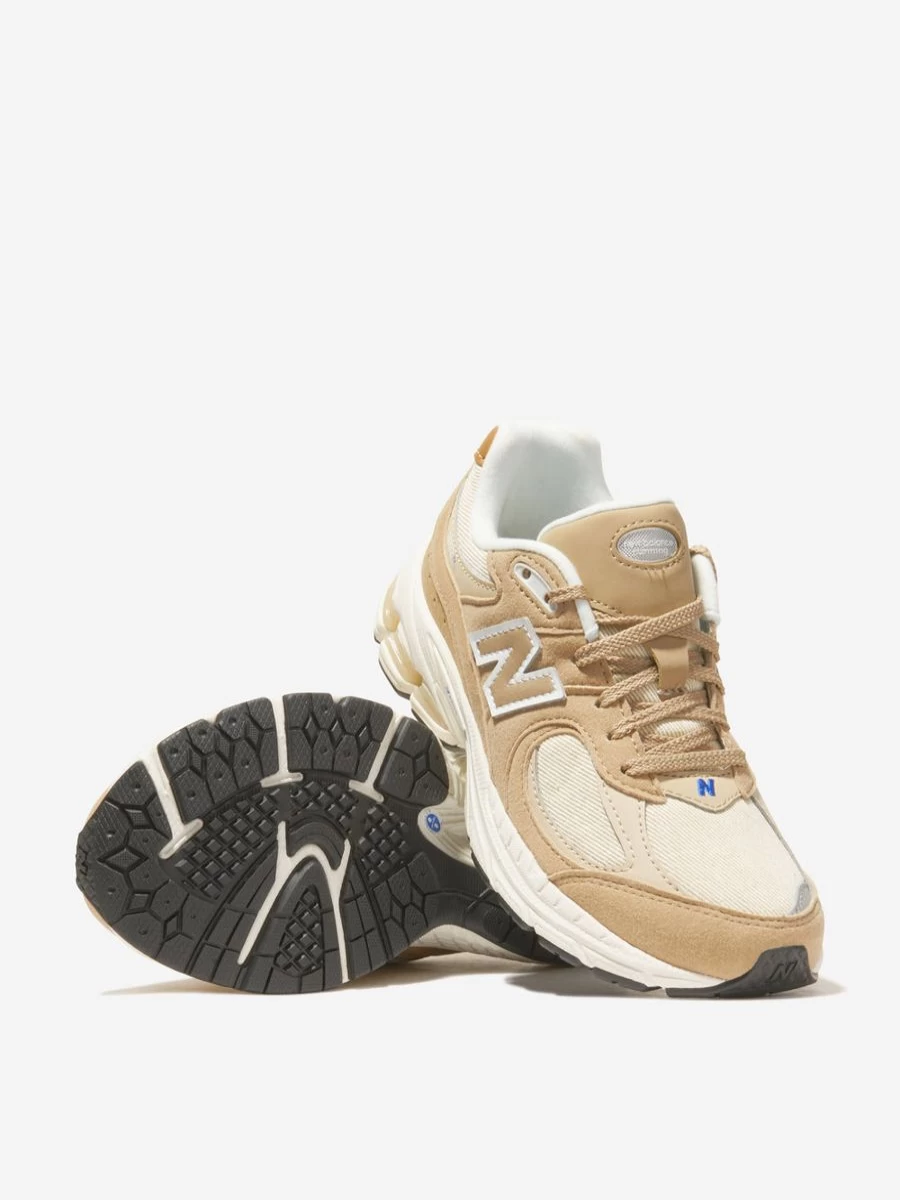 New Balance Girls' 2002 Lace-Up Logo Trainers in Beige - Kids' Casual Sneakers